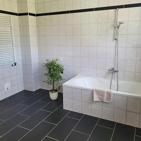 Mit Garten - 10 Minuten Von Templin